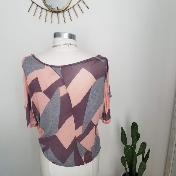 Super Soft Geometric Top - Picture 4 of 5